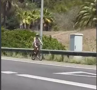 Sorprenden a una ciclista circulando por el arcén para meterse en la Vía de Cintura