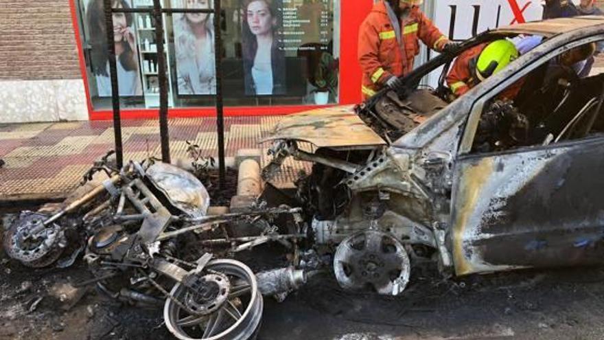 Vehículos afectados tras el incendio de la motocicleta.