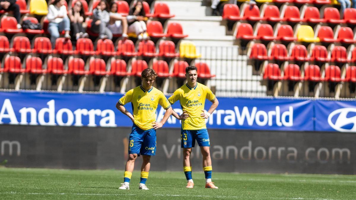 Lorenzo Amatucci y Mika Mármol, cabizbajos tras la derrota de la UD Las Palmas en Andorra.