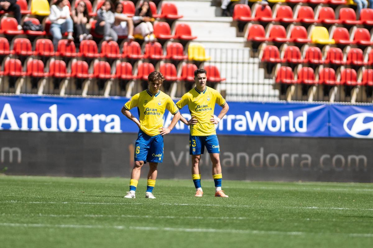 Lorenzo Amatucci y Mika Mármol, cabizbajos tras la derrota de la UD Las Palmas en Andorra.