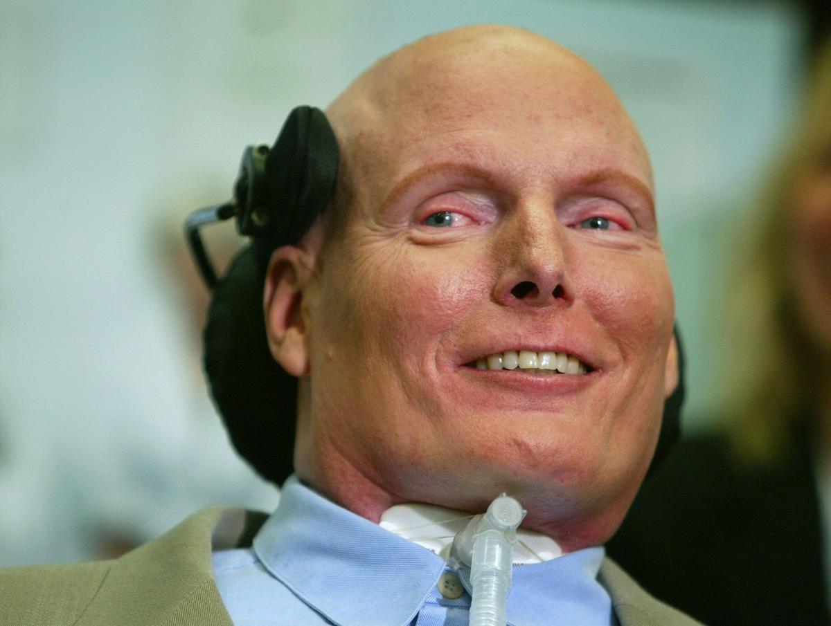 Christopher Reeve en 2003 en una conferencia de prensa. /