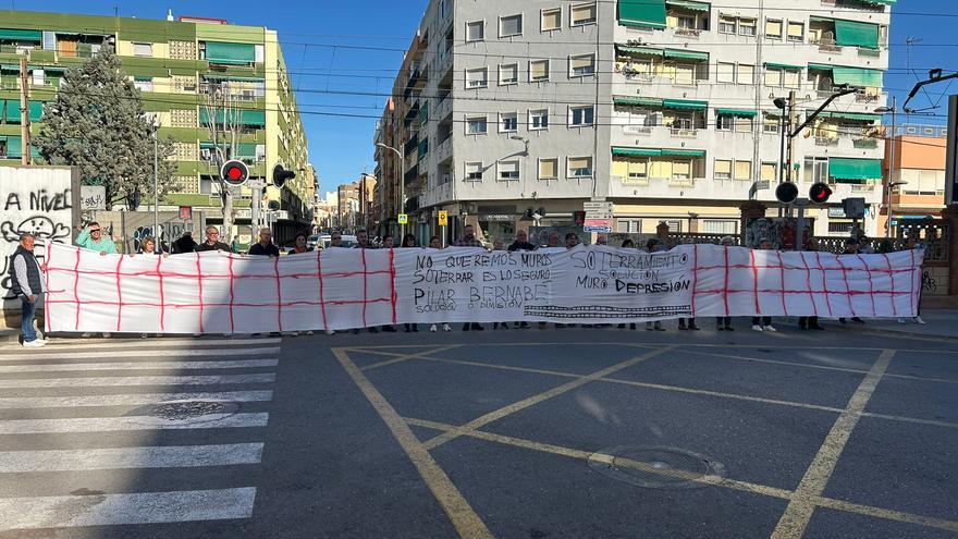 La Plataforma vecinal simula el «muro» que sustituirá al paso a nivel