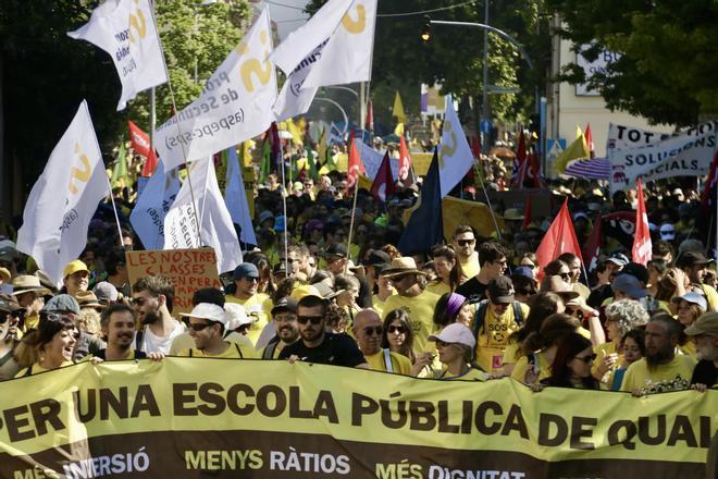 Miles de docentes de la Catalunya central y el ámbito metropolitano de Barcelona protestan en Granollers