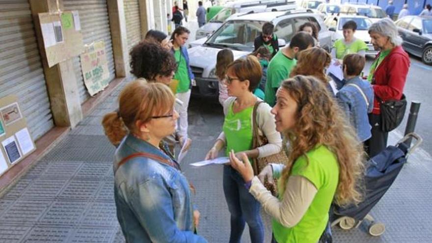 Mesa informativa instalada por los docentes en el Mercat Nou.