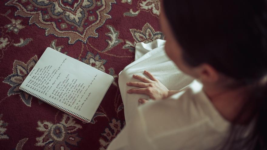 Sobre una alfombra rojiza, Valeria enseña sus anotaciones con modestia: en este caso, la letra de &#039;Dentro&#039;.