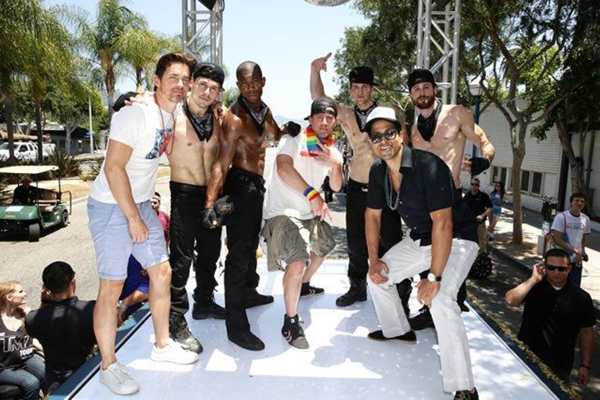 Channing Tatum, Matt Bomer, Adam Rodriguez junto a los chicos en la carroza de 'Magic Mike XXL'