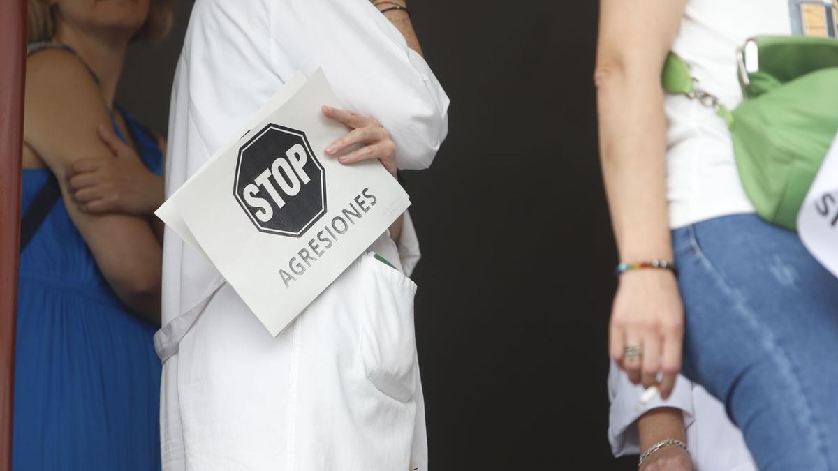 Concentración de personal sanitario exigiendo mayor protección frente a agresiones en imagen de archivo.