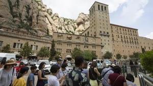 Turistas en Montserrat, el destino estrella para excursiones desde Barcelona.