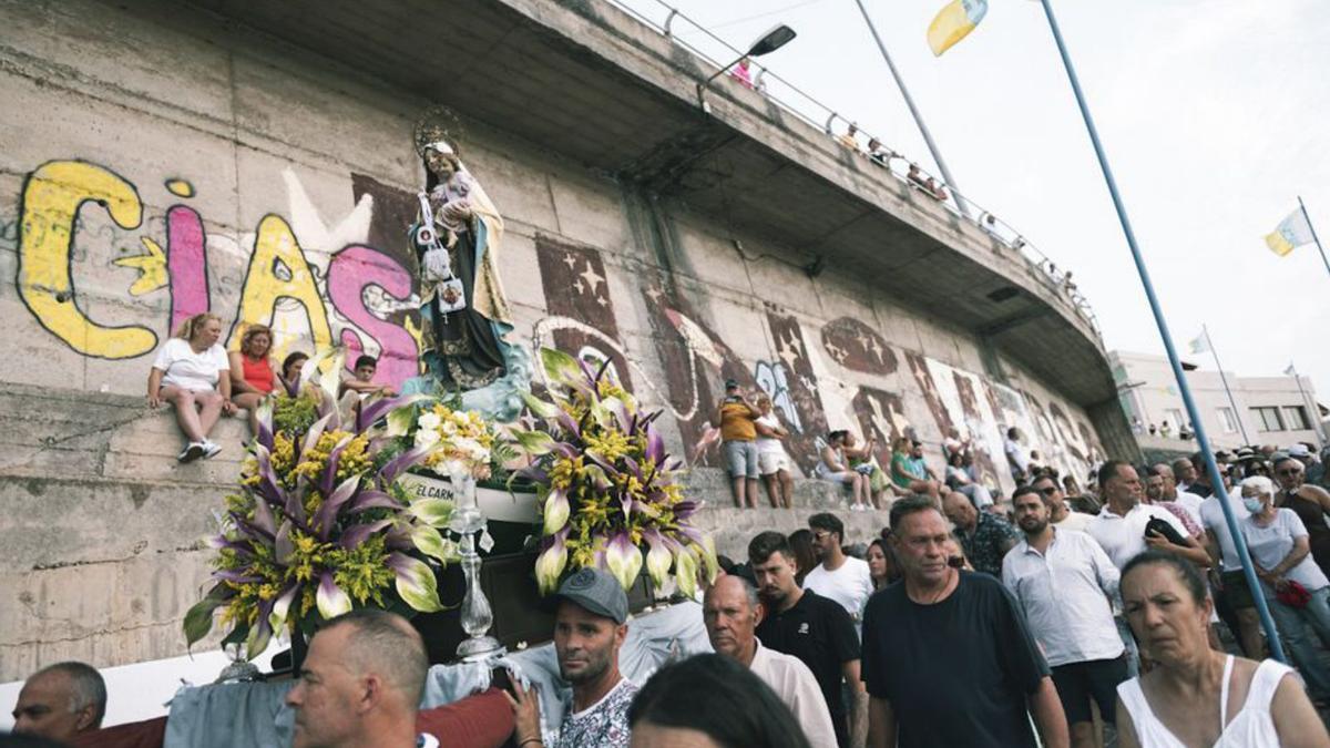 Un momento de la procesión de la Virgen del Carmen en La Punta.