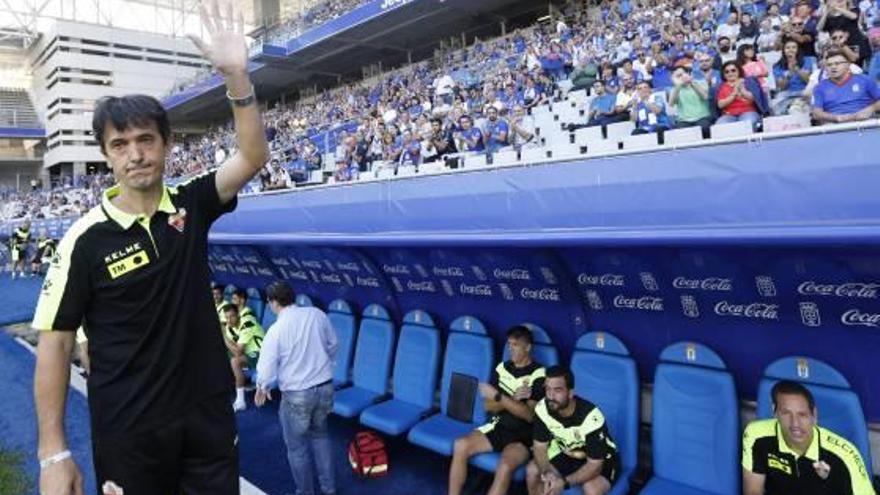 Pacheta recibió aplausos de la afición del Oviedo en su salida hacia el banquillo del Elche.