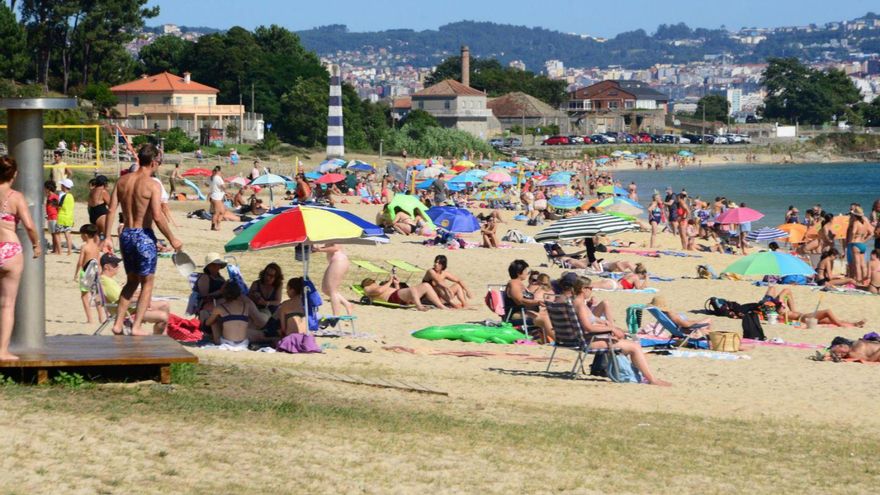 Cangas abandona al turismo y la seguridad en las playas al prescindir de las banderas azules, denuncia el PP