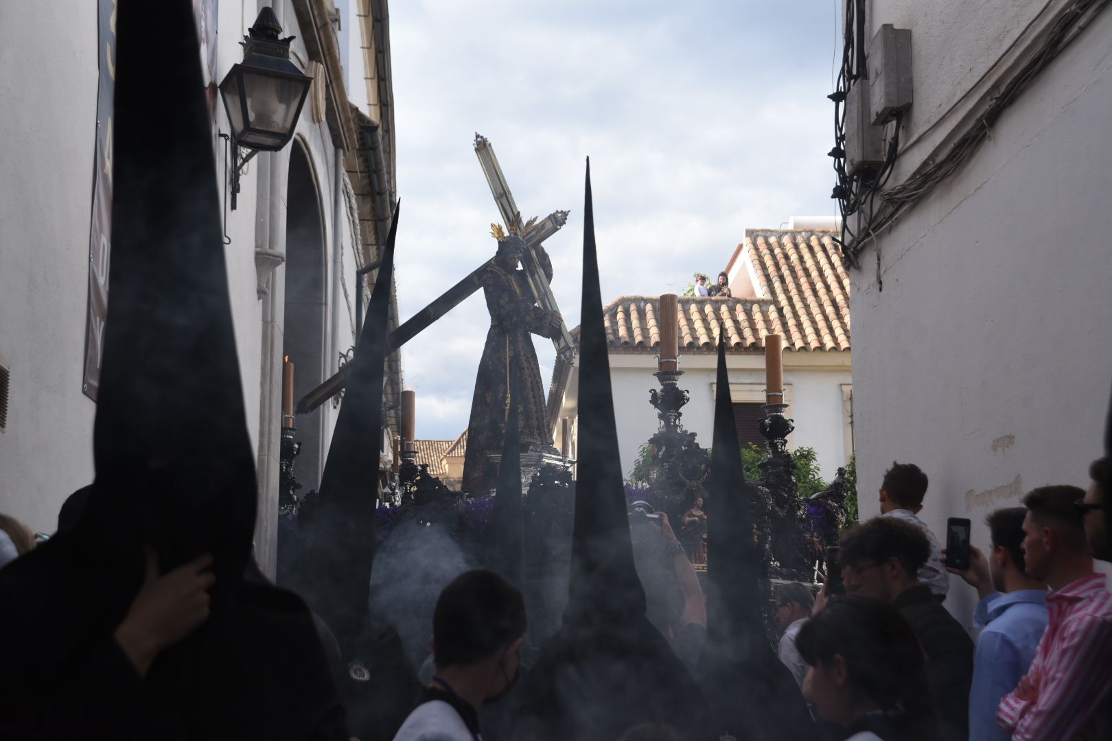 El Nazareno recoore las calles de su barrrio camino de la carrera oficial