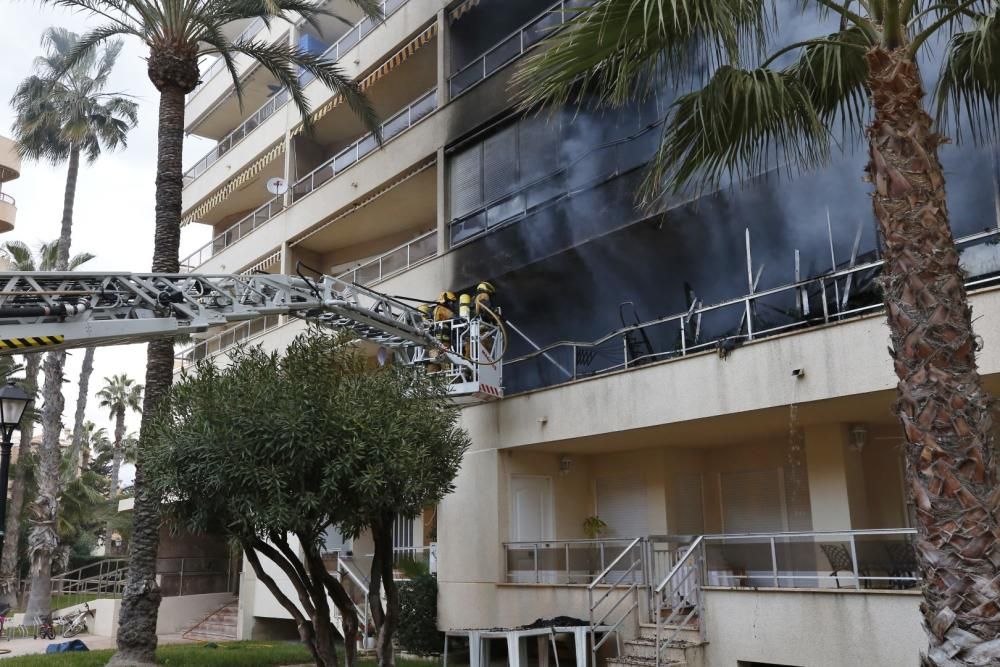 Dos bomberos heridos en un incendio provocado en un piso en Torrevieja. La Guardia Civil ha rescatado al residente de un primer piso que habría provocado las llamas en un intento de suicidio.