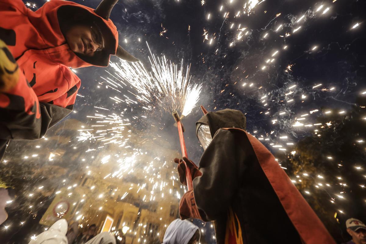 Los diables incendian el Passeig de Gràcia durante el correfoc de la Mercè.