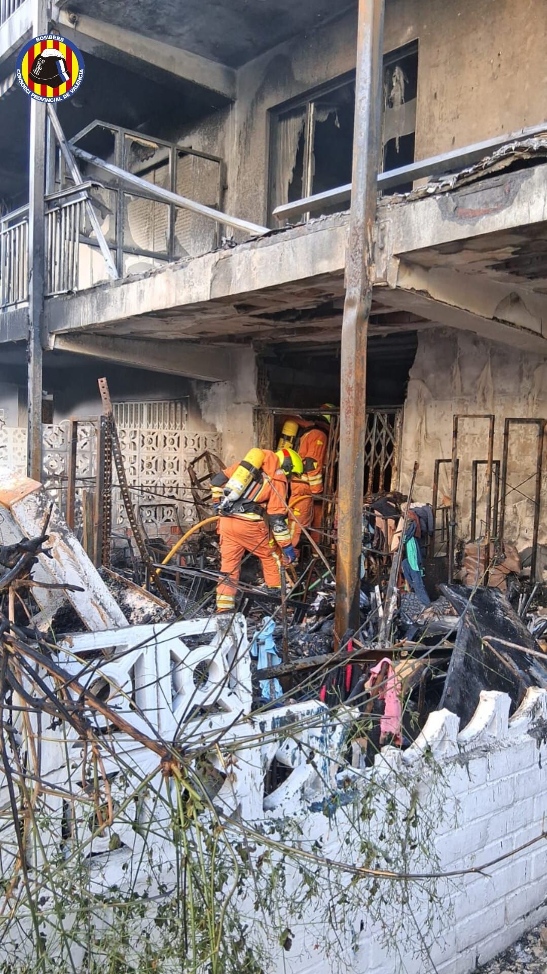 Así ha quedado el edificio incendiado en la playa de Gandia