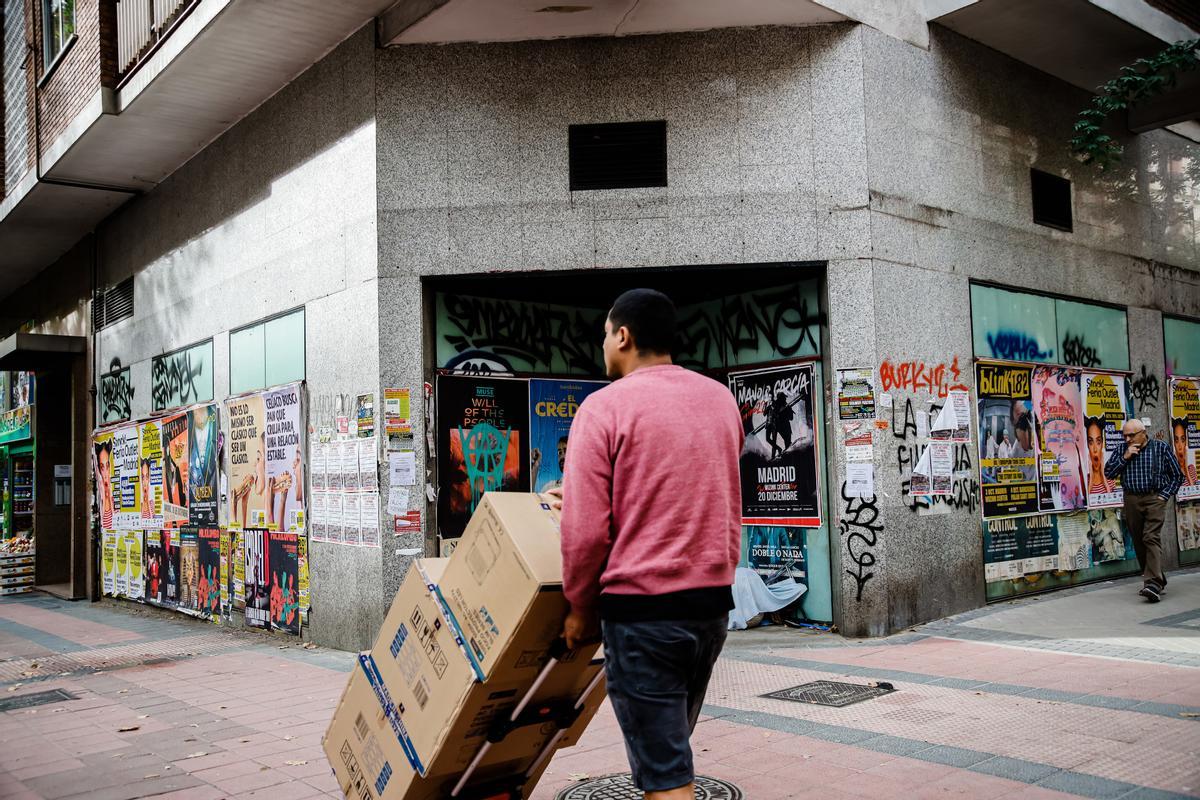 Un repartidor transporta varias cajas en una calle de Madrid.