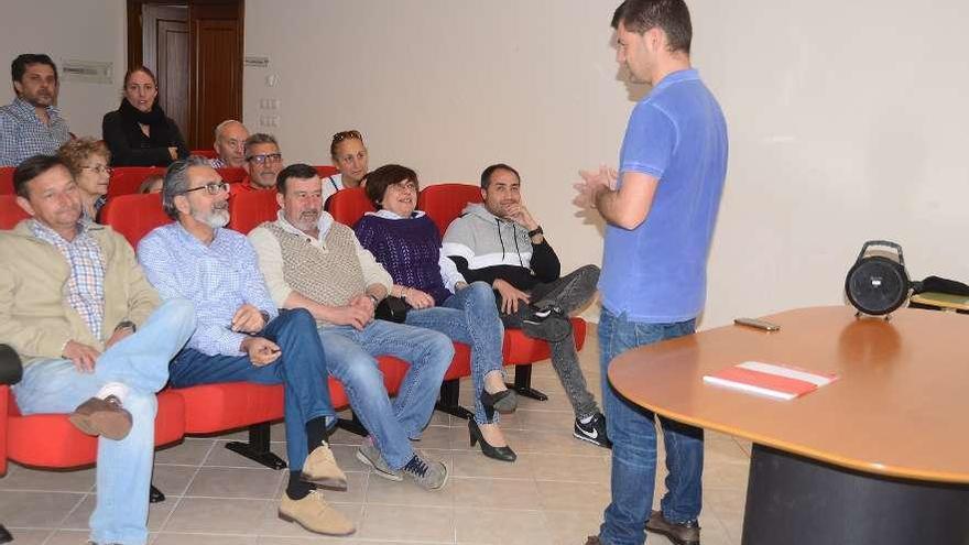 Ezequiel Fernández, de pie, en una asamblea del PSOE ante miembros de la ejecutiva. // Gonzalo Núñez