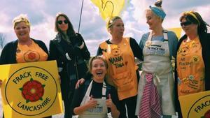 Emma Thompson (debajo), durante la acción contra el ’fracking’ este miércoles en Gran Bretaña.