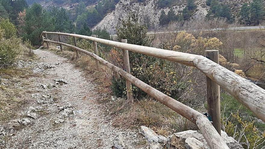 El Cadí posa més baranes al pas elevat de la ruta de la Llúdriga, a Martinet