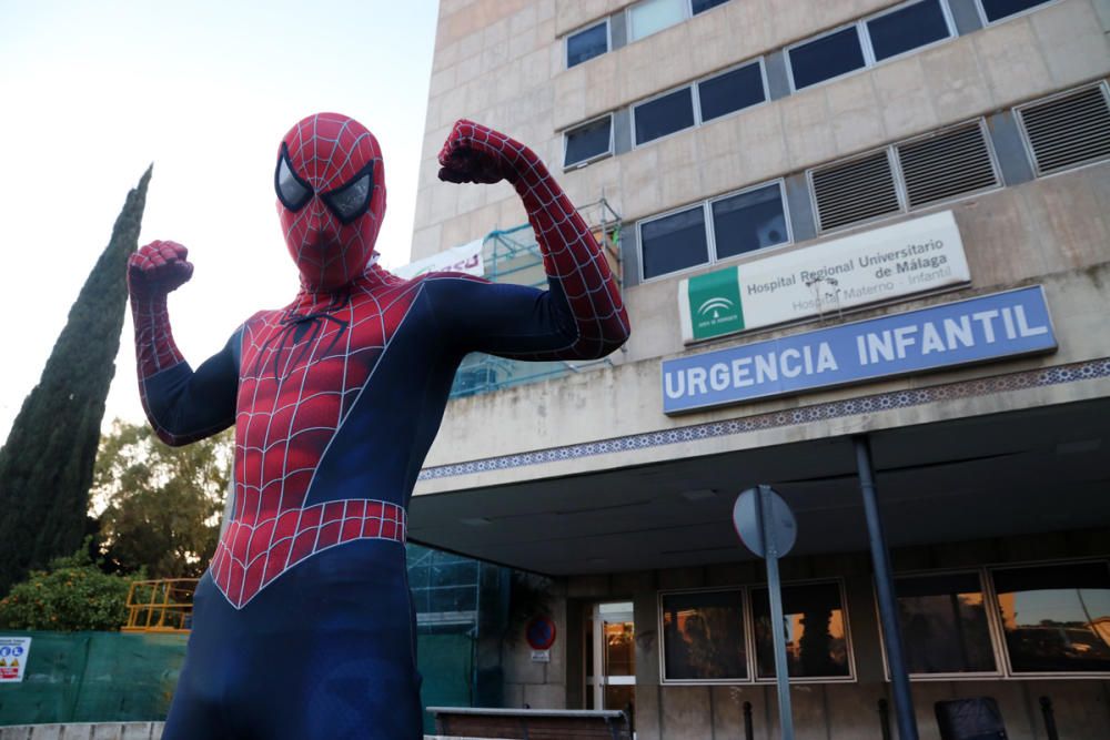 El Materno Infantil recibe la visita sorpresa de Spiderman