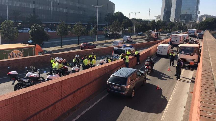 Detenido a tiros un camión de butano que ha embestido varios coches en Barcelona