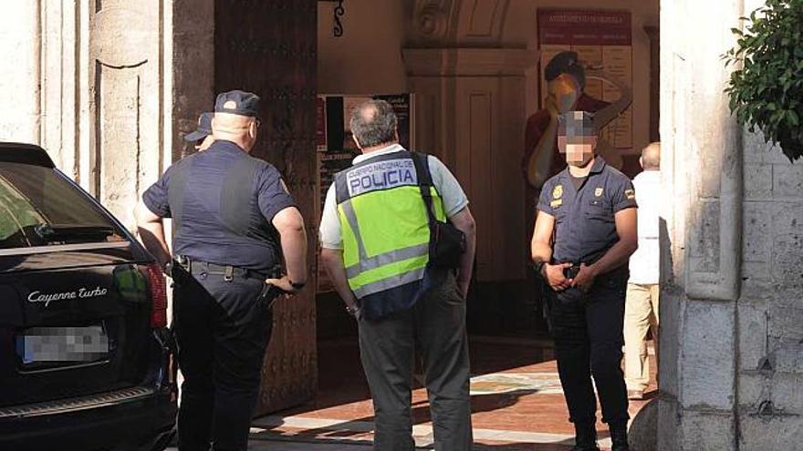 Una imagen de los registros practicados en el Ayuntamiento de Orihuela.