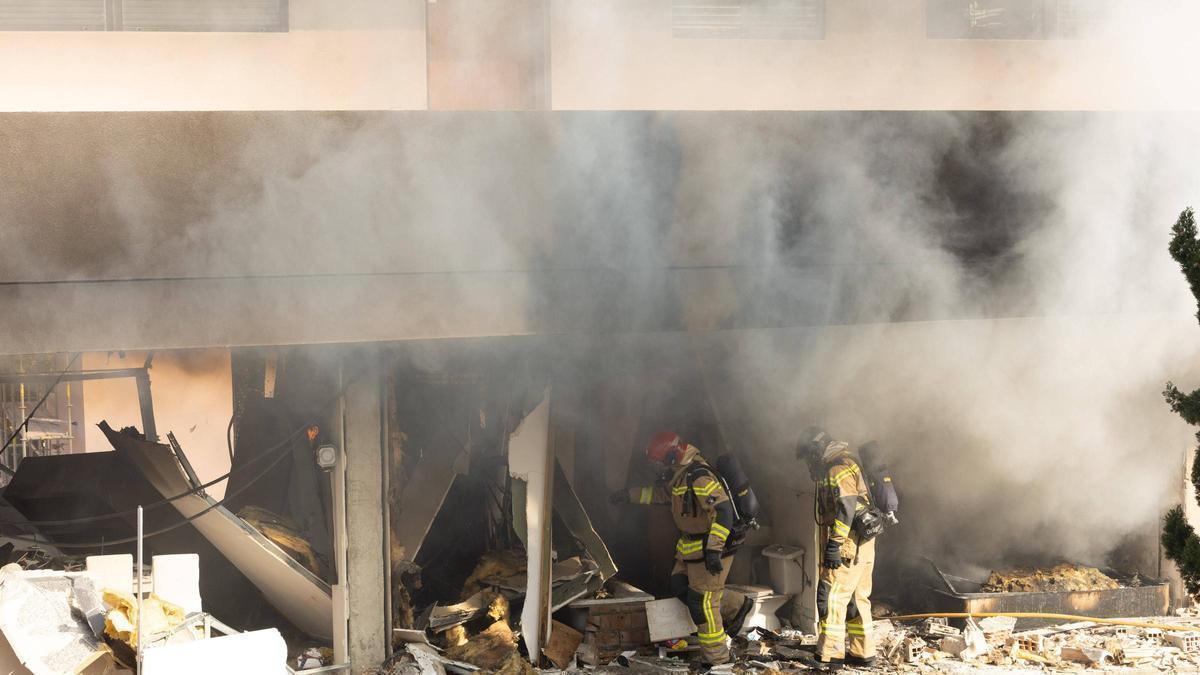 Bomberos en el piso de Ibiza en el que se registró la explosión de gas.