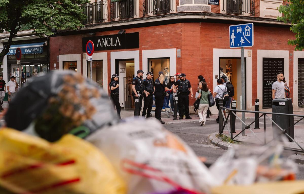 Contenedores llenos y presencia policial en la Avenida de la Albufera.