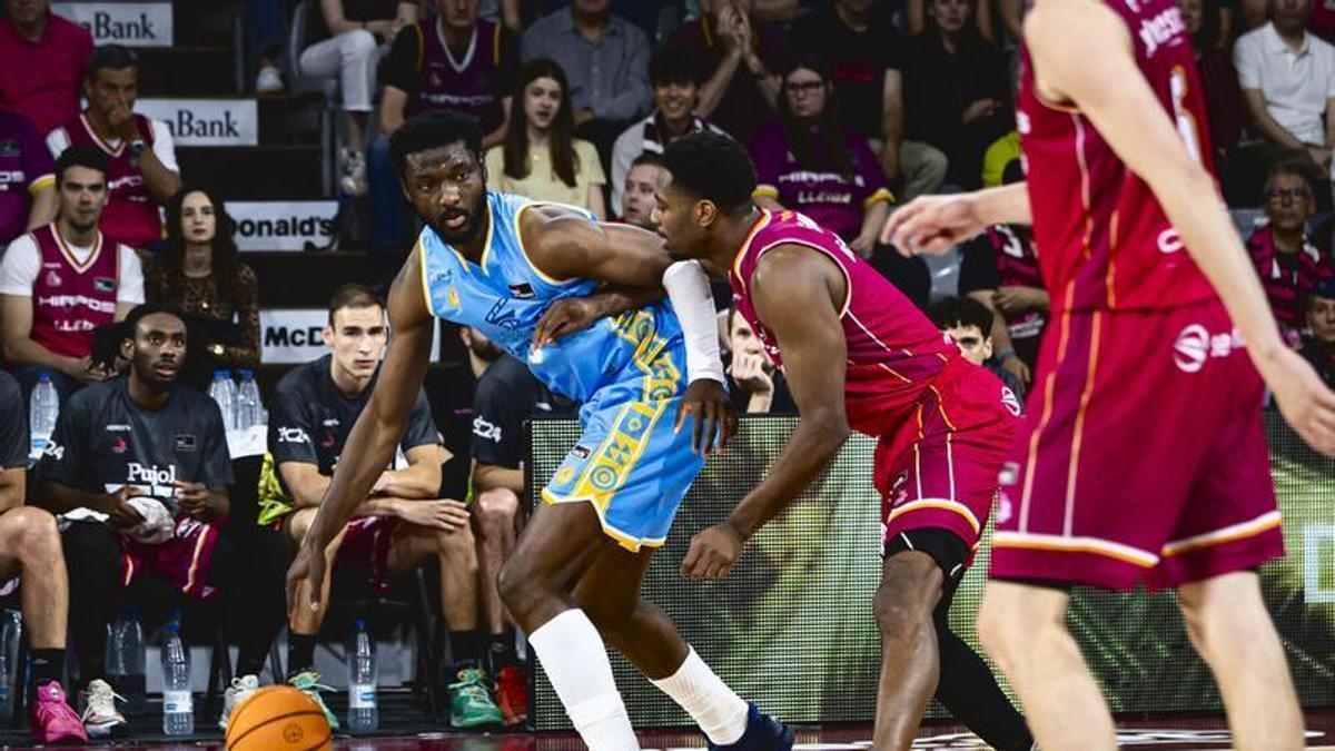 Metu es defendido por Ejim en el duelo de esta mañana en Barris Nord.