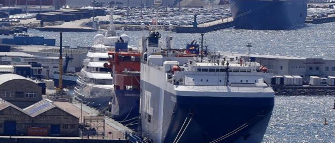 El buque “Prometheus Leader”, con parte de su tripulación contagiada, atracado en el Vigo.