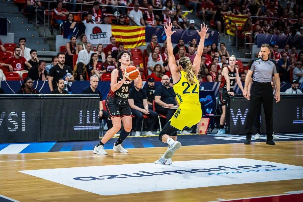 Ainhoa lanza a canasta en el encuentro de este viernes de la semifinal de la Euroliga.