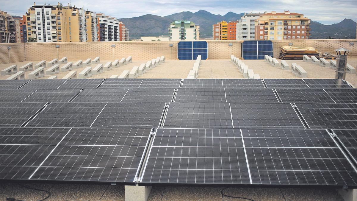 Castelló apuesta por las renovables, que son el eje de la economía circular, y propone un uso eficiente de los recursos garantizando un futuro más sostenible.