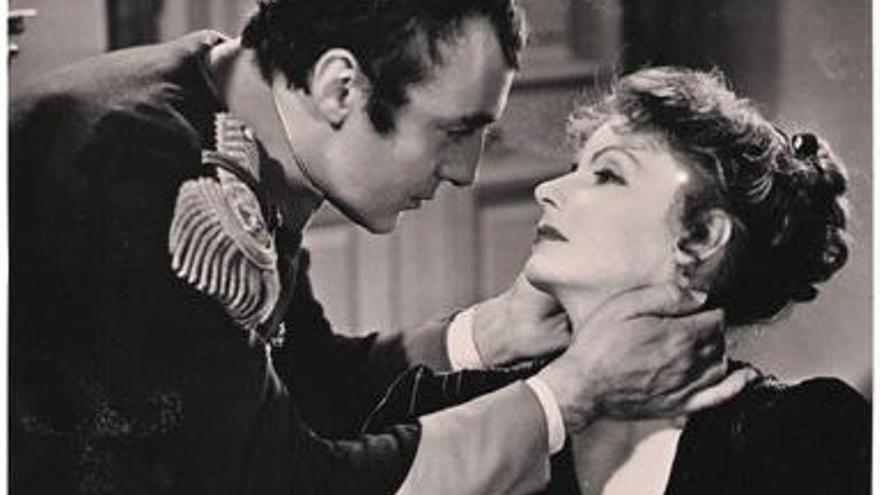 Charles Charles Boyer haciendo de Napoleón y Greta Garbo de Maria Walewska.