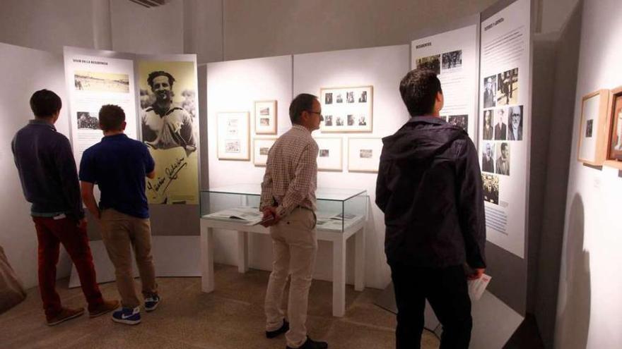 Varios espectadores descubren la exposición que estará abierta hasta el 9 de noviembre.