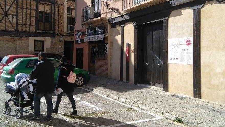 Vecinos pasean junto al edificio que albergará la sede provisional de la Ruta del Vino de Toro.