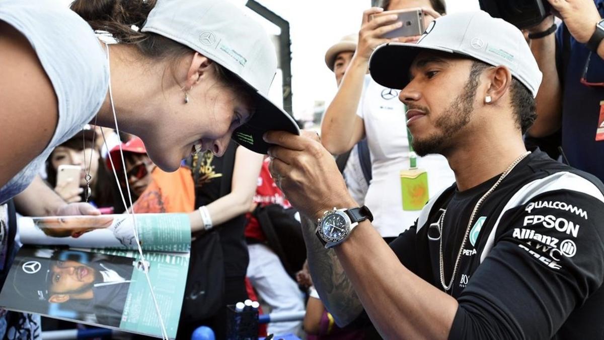 Lewis Hamilton firma un autógrafo hoy en Suzuka.