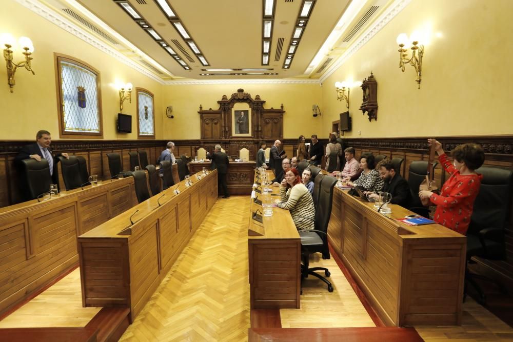 Encierro vecinal en el ayuntamiento de Gijón