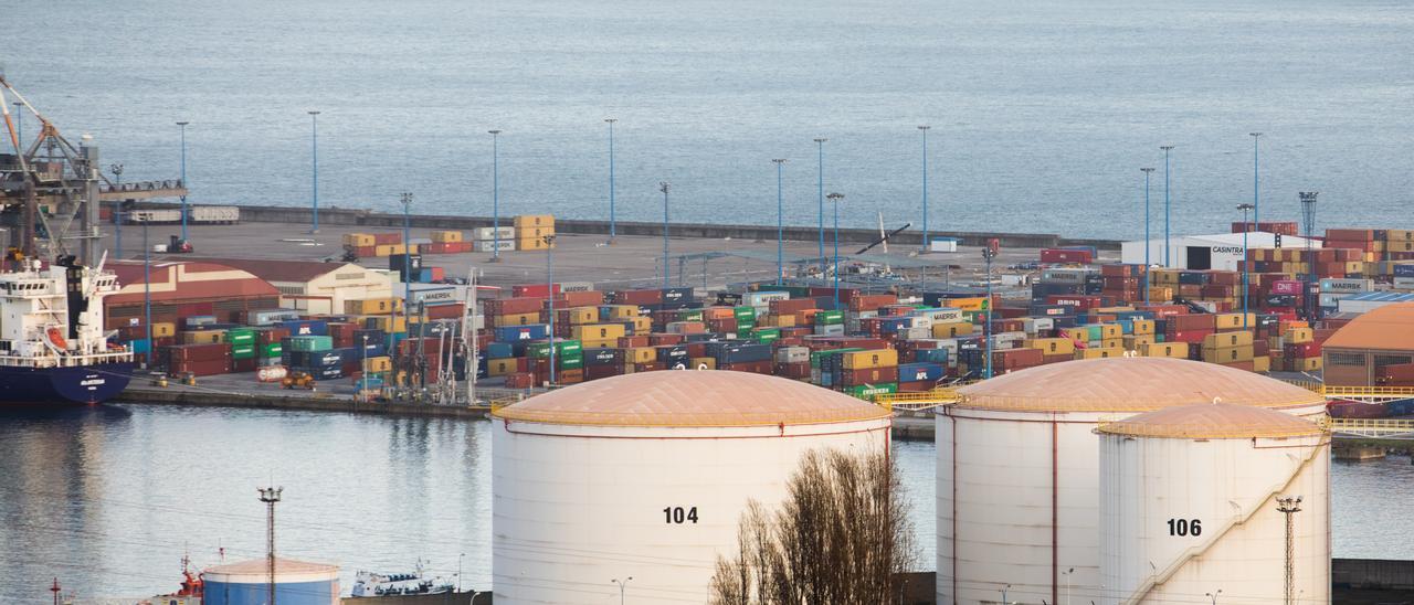 Contenedores apilados en el muelle de La Osa de El Musel