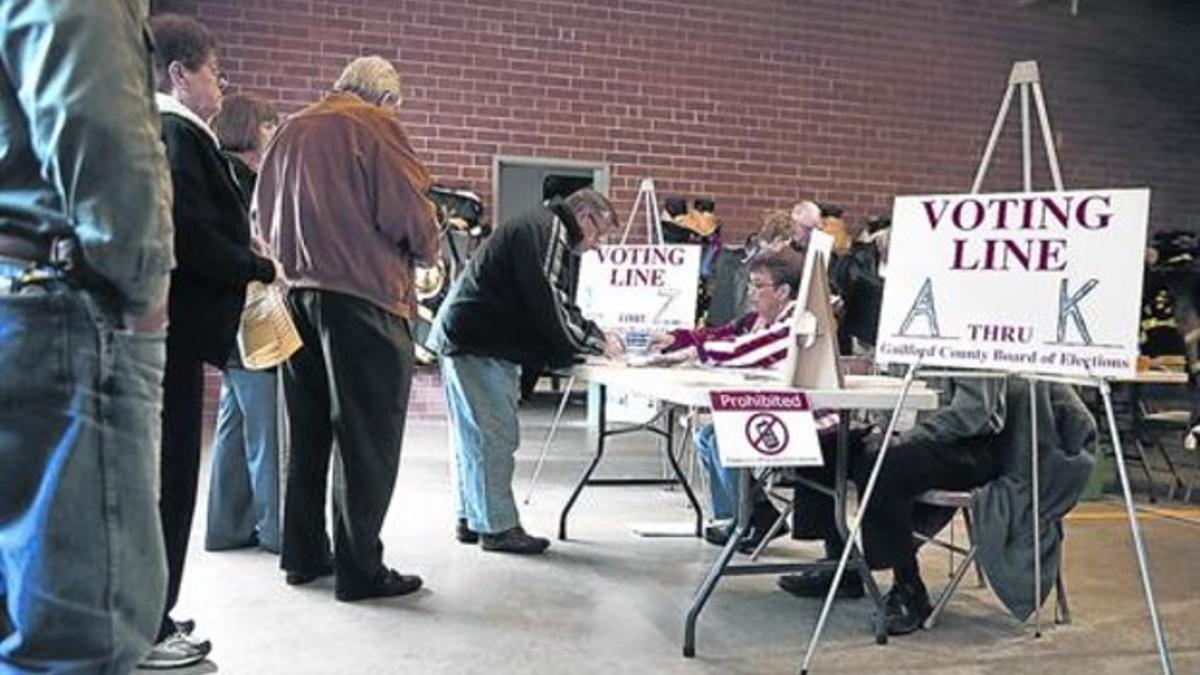 Votación 8 Un grupo de ciudadanos de Carolina del Norte vota en su sede electoral, ayer.