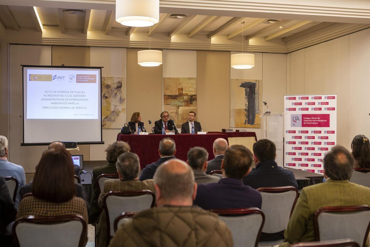 Acto colegial de entrega de placas acreditativas ante la DGT.