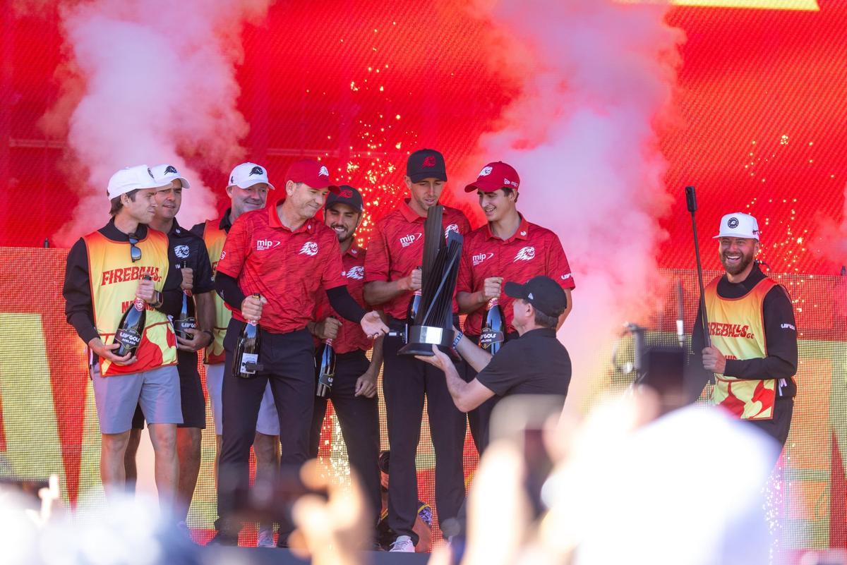 Los Fireballs celebran la victoria en el podio en Adelaida