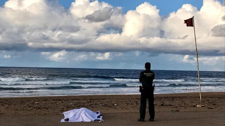 Un hombre muere ahogado en una playa de Gáldar