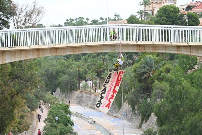 La huelga educativa escala en Elche: un profesor se cuelga de un puente con una pancarta