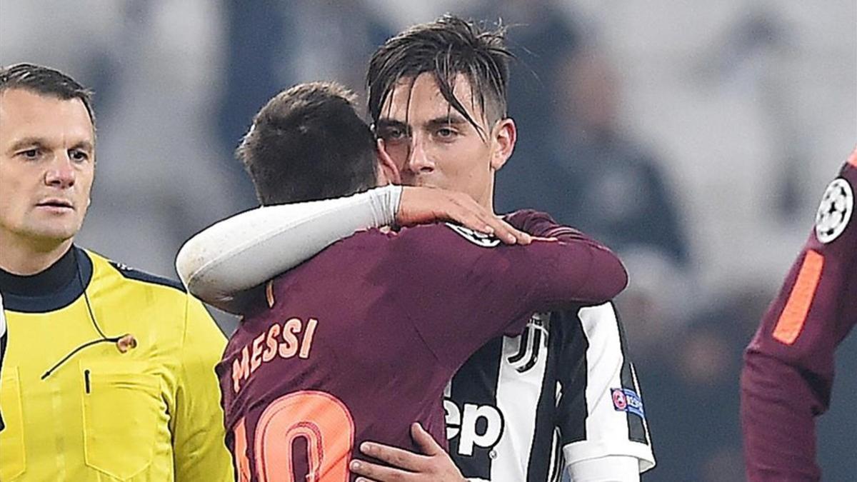 Messi se abraza con Dybala al final del partido