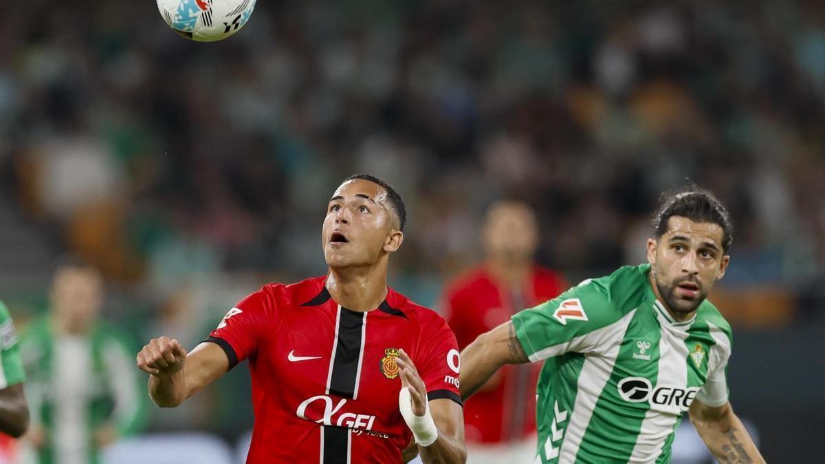 El defensa del Real Betis Ricardo Rodrí­guez (d) lucha con Mateo Joseph, del Mallorca, durante el partido de la jornada 11 de LaLiga