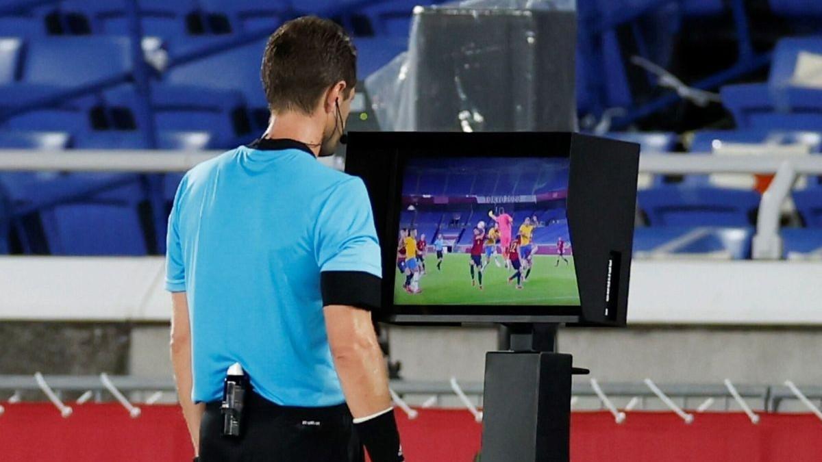 Un árbitro comprobando un posible penalti