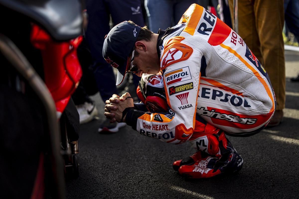 Marc Márquez se concentra, en la misma parrilla de Cheste, antes de subirse, por última vez, a su Honda.