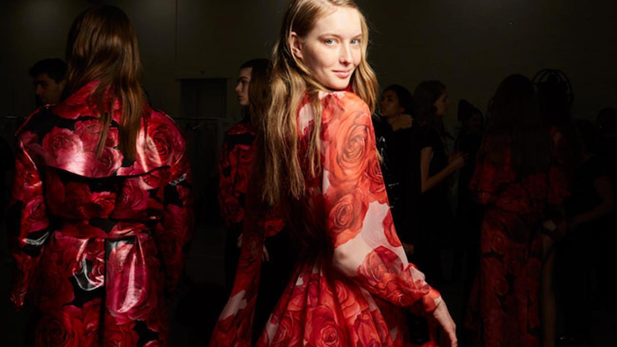 Vestido con estampado de rosas en el 'backstage' de Blumarine FW19