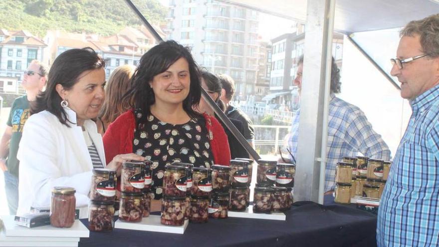 María Jesús Álvarez y Amelia Fernández en la inauguración de la feria.