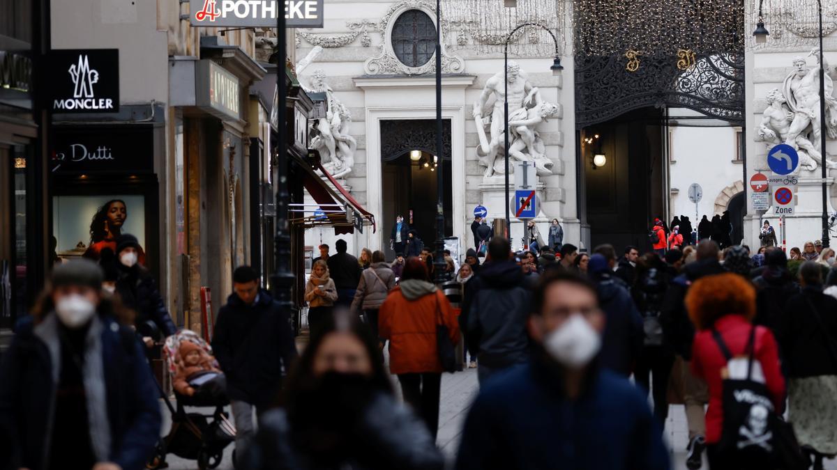 Gent passejant pels carrers de Viena, a Àustria